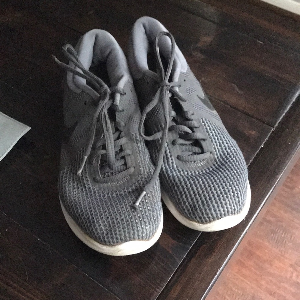 grey nike running shoes